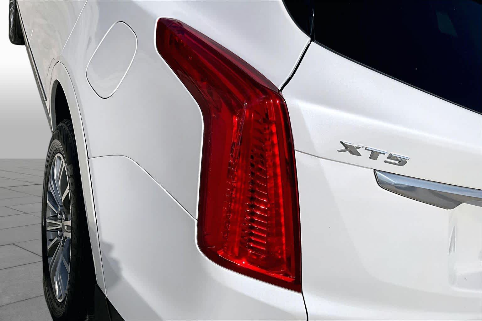2017 Cadillac XT5 Luxury FWD Crystal White Tricoat at Tomball Ford