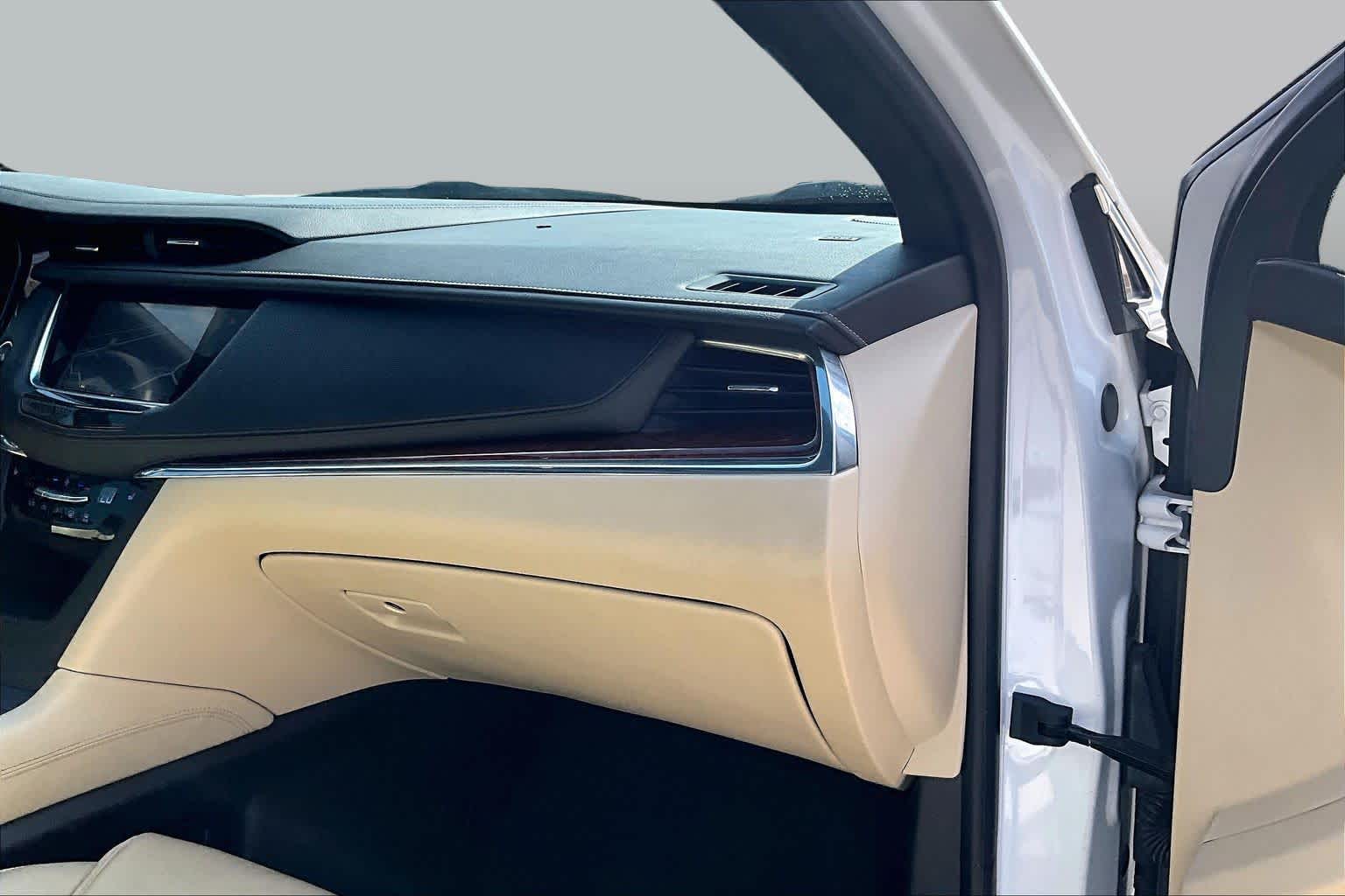 2017 Cadillac XT5 Luxury FWD Crystal White Tricoat at Tomball Ford