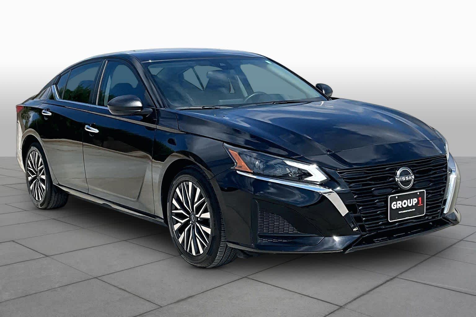2024 Nissan Altima photo 3 of 32