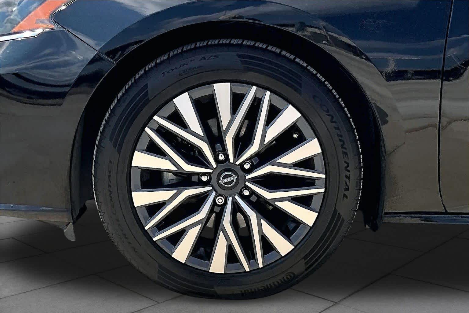 2024 Nissan Altima photo 10 of 32