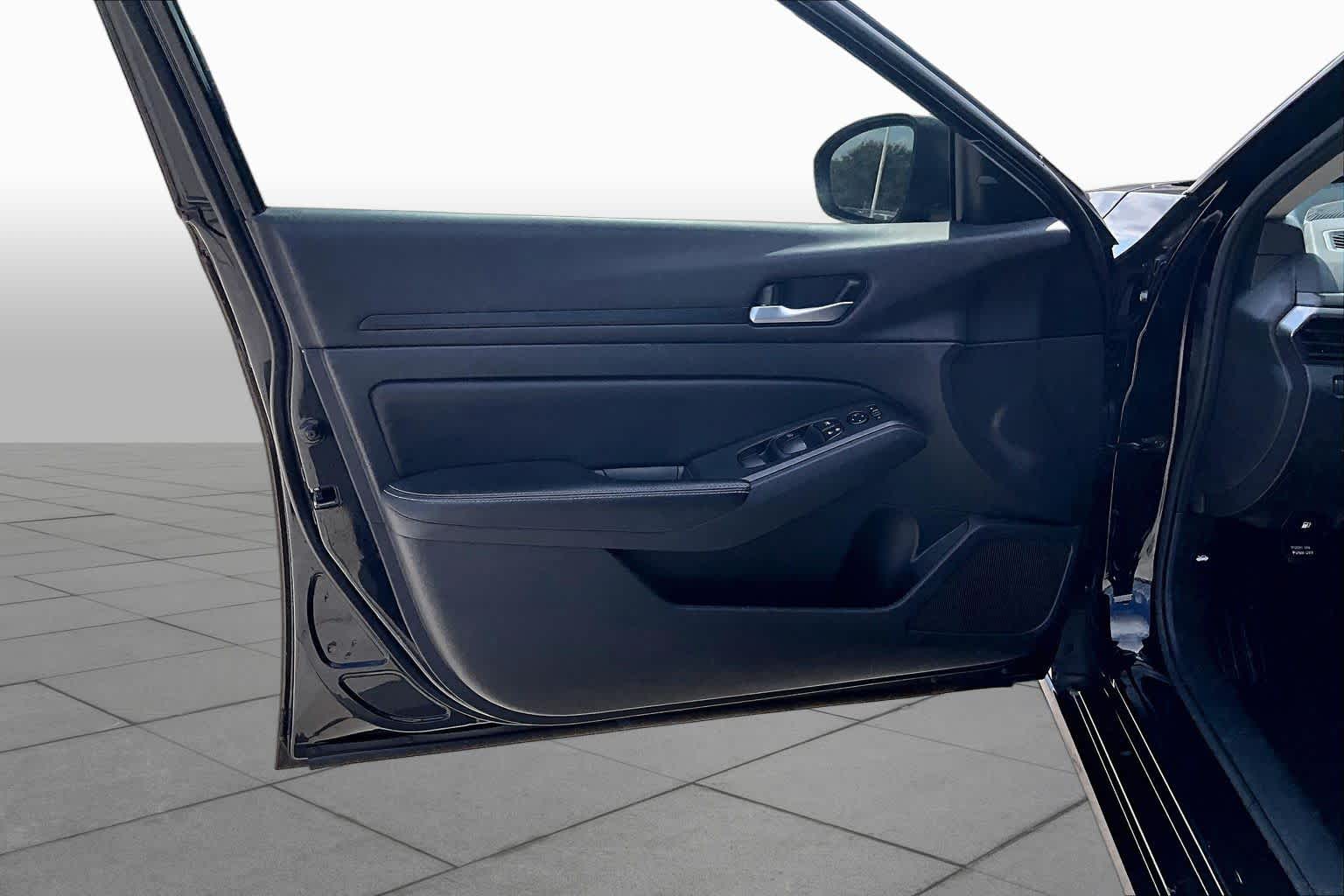 2024 Nissan Altima photo 20 of 32