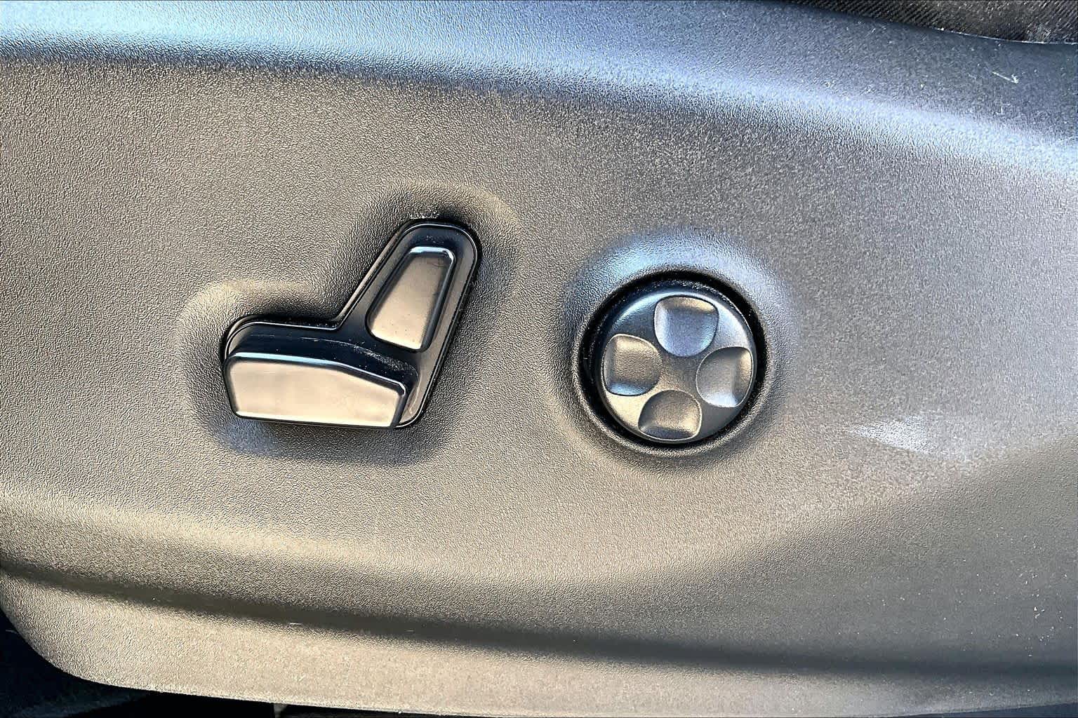 2024 Chrysler Pacifica photo 30 of 33