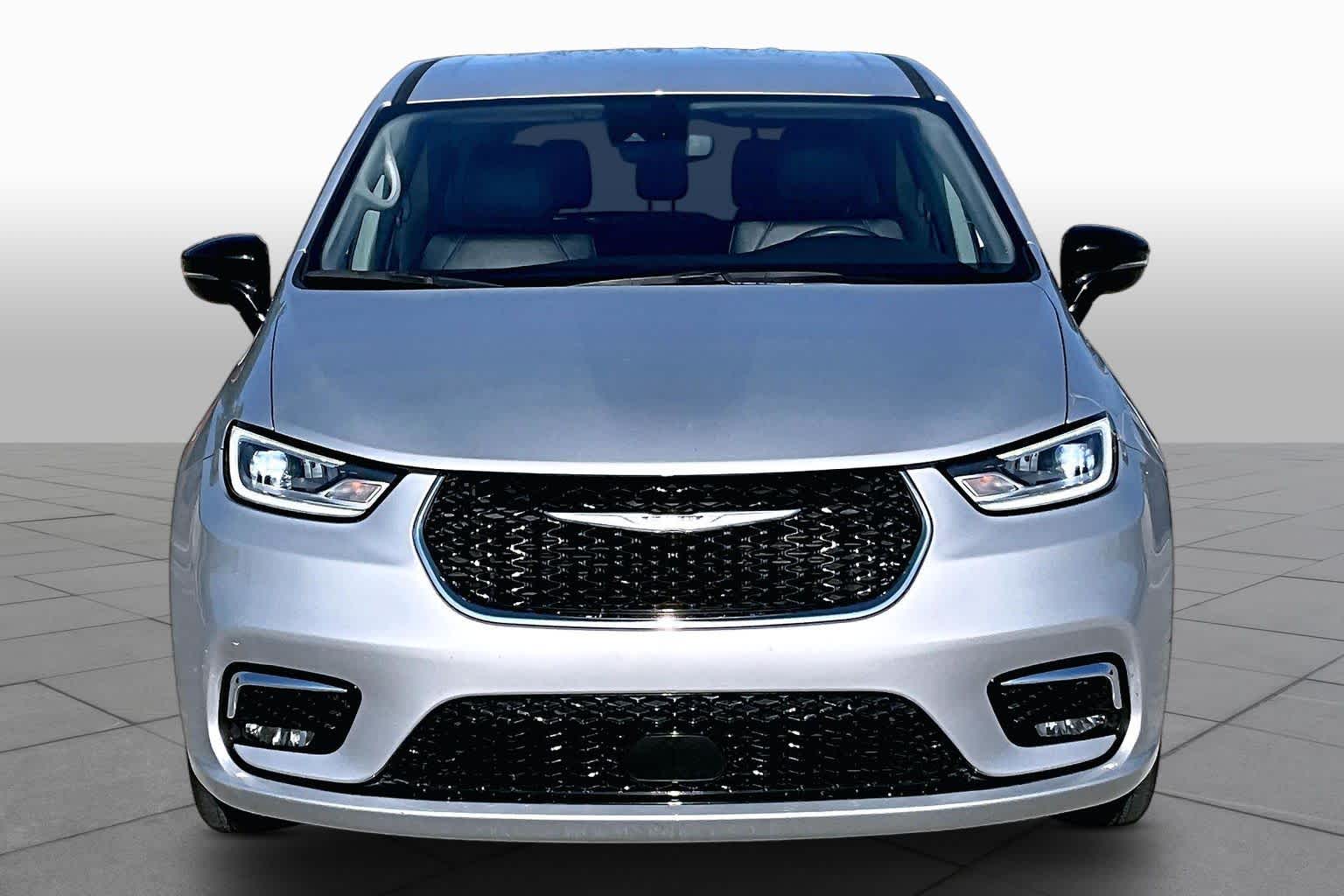 2024 Chrysler Pacifica photo 4 of 33