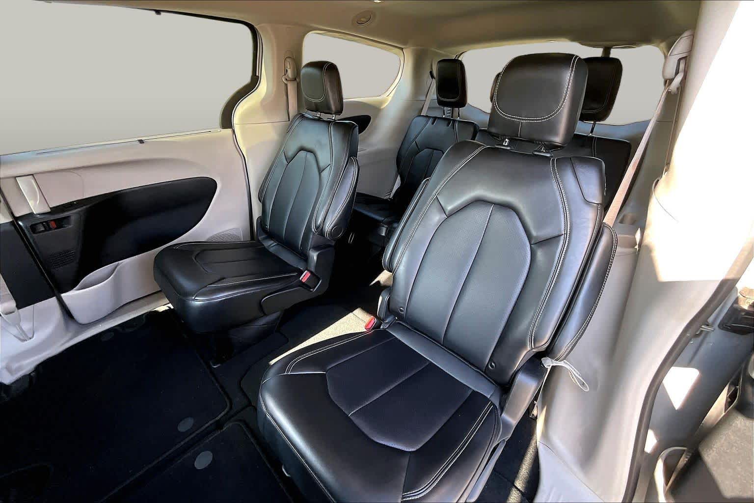 2024 Chrysler Pacifica photo 18 of 33