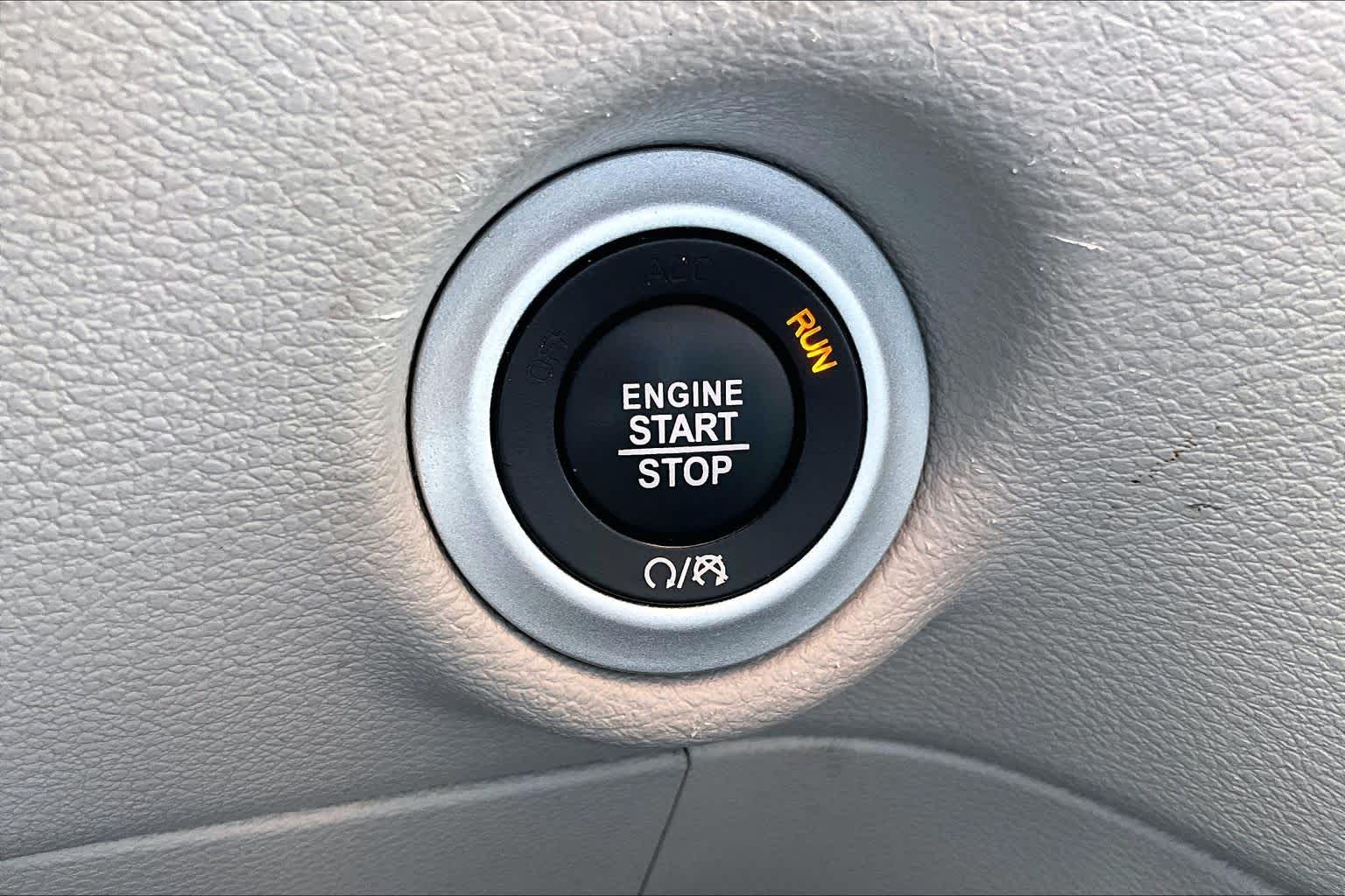 2024 Chrysler Pacifica photo 31 of 33