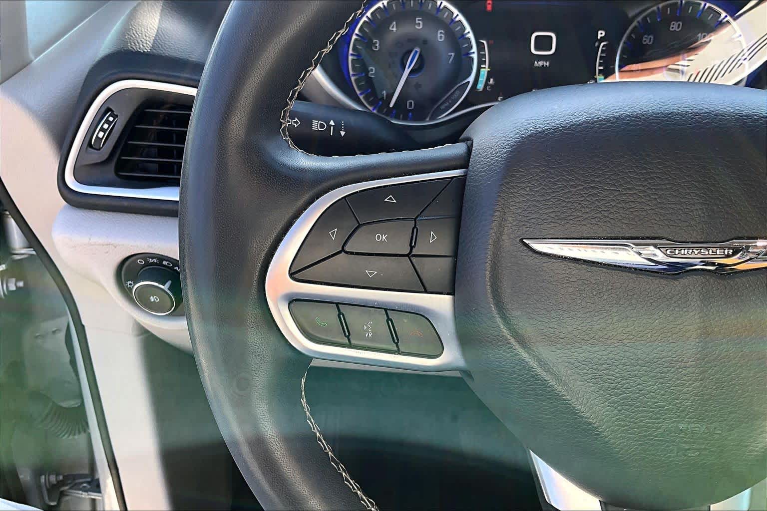 2024 Chrysler Pacifica photo 22 of 33