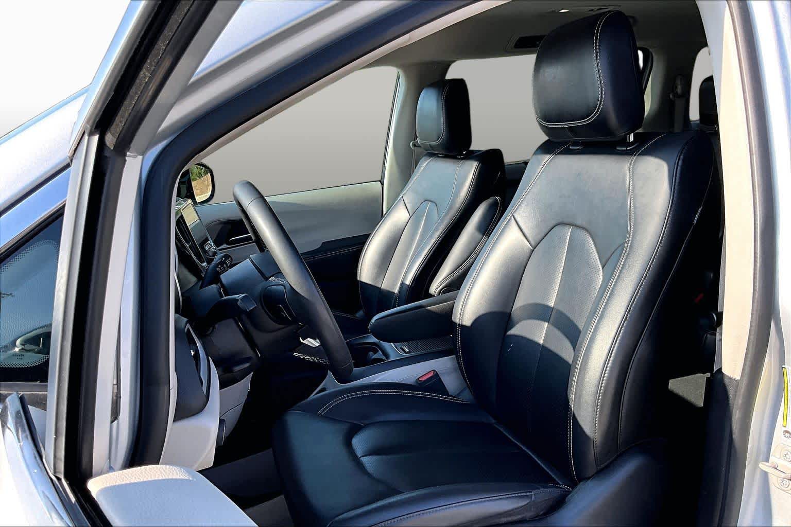 2024 Chrysler Pacifica photo 8 of 33