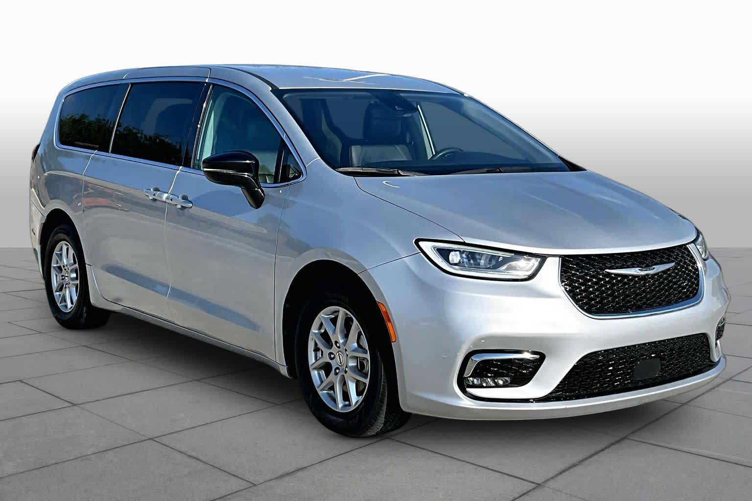 2024 Chrysler Pacifica photo 3 of 33