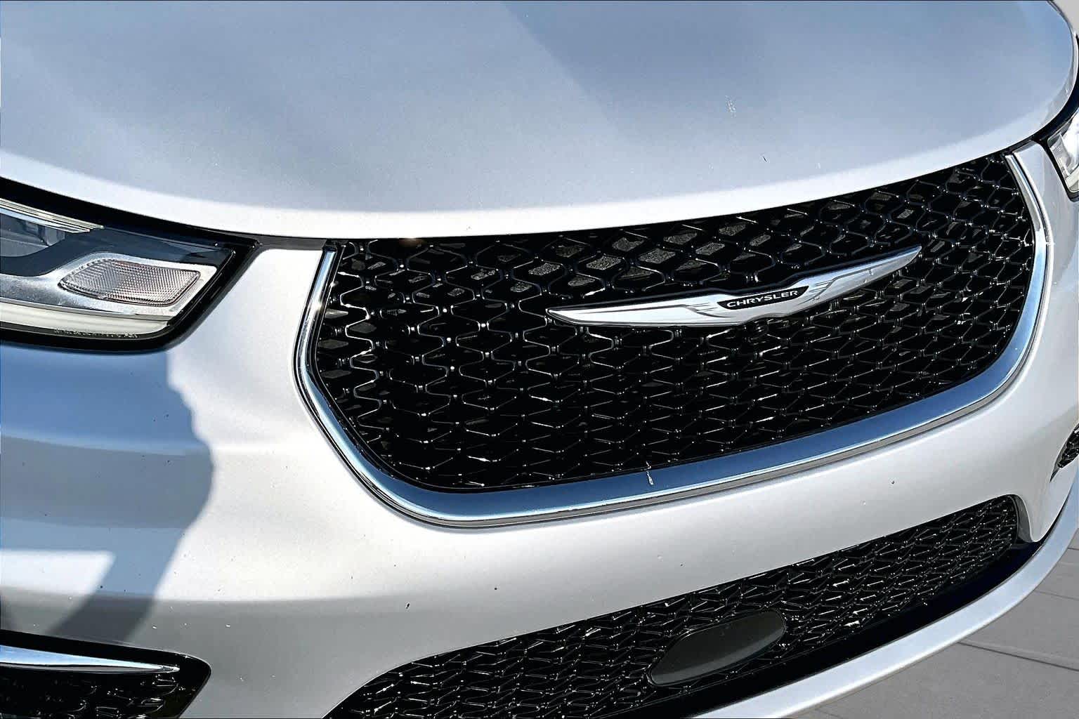 2024 Chrysler Pacifica photo 28 of 33
