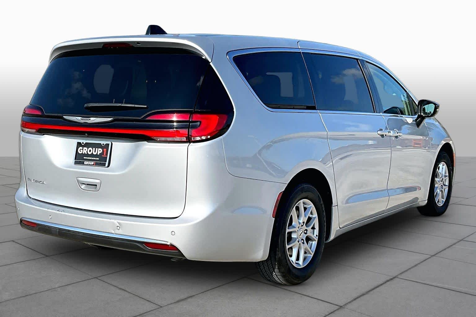 2024 Chrysler Pacifica photo 12 of 33