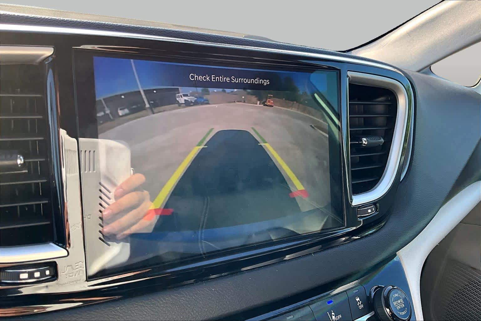 2024 Chrysler Pacifica photo 25 of 33