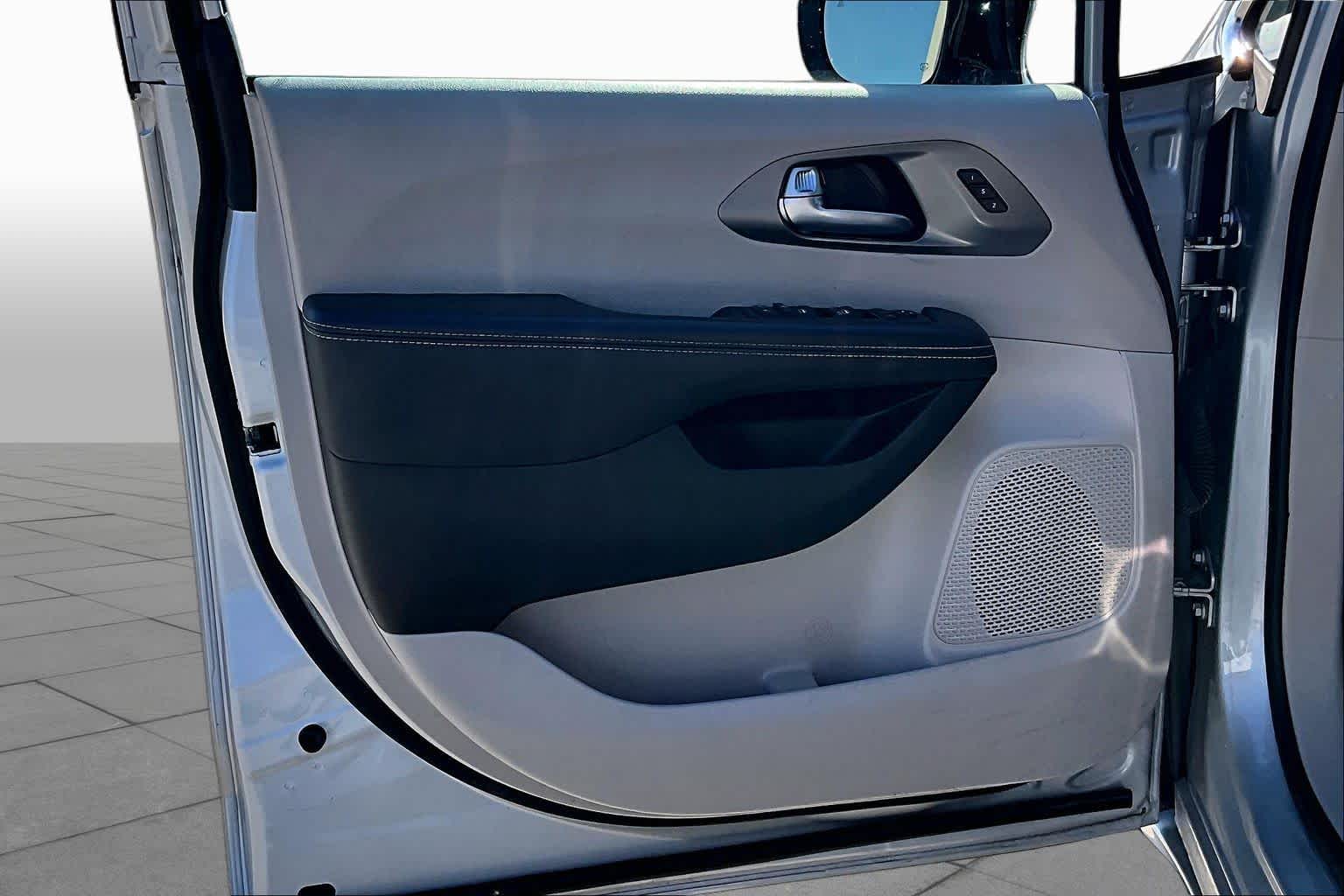 2024 Chrysler Pacifica photo 20 of 33