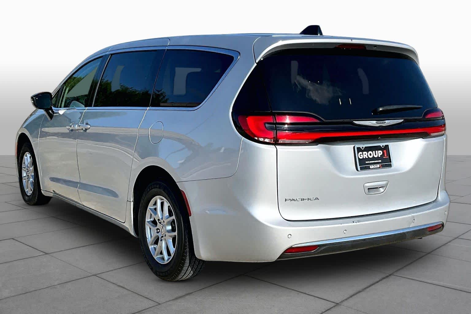 2024 Chrysler Pacifica photo 11 of 33