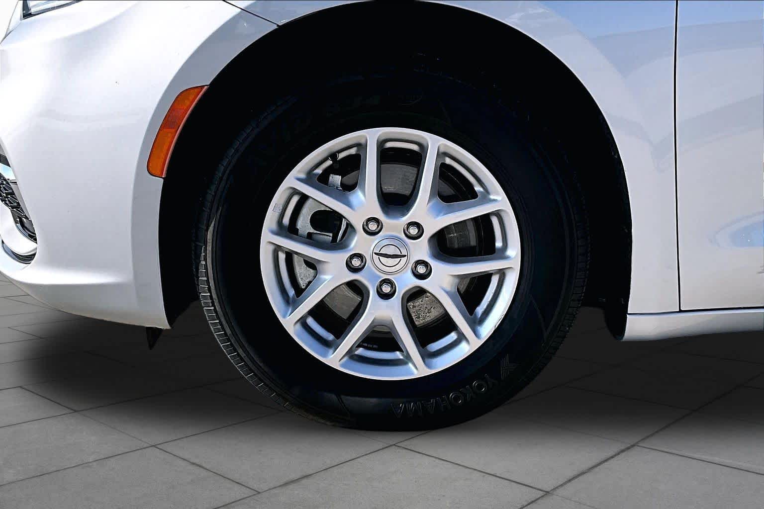 2024 Chrysler Pacifica photo 10 of 33