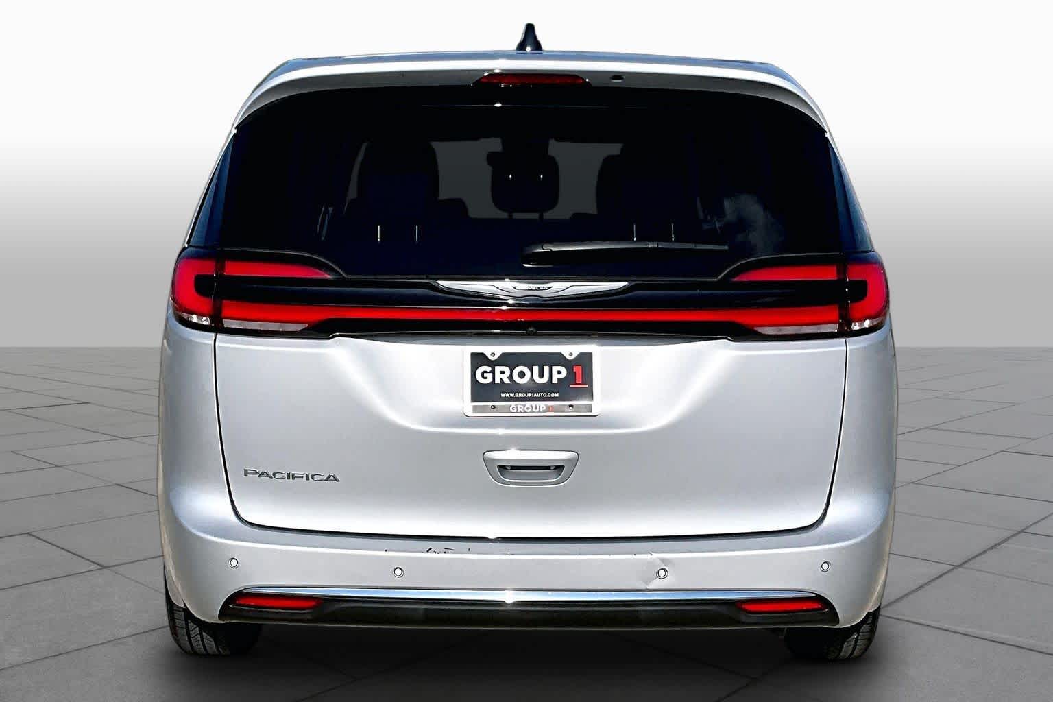 2024 Chrysler Pacifica photo 5 of 33