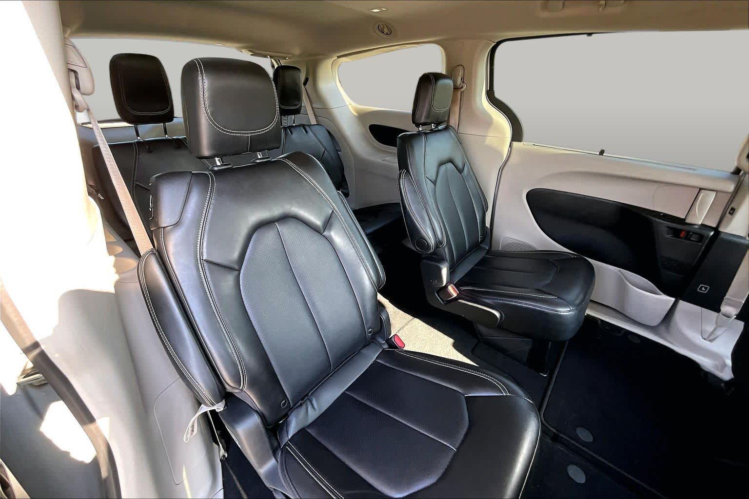 2024 Chrysler Pacifica photo 19 of 33