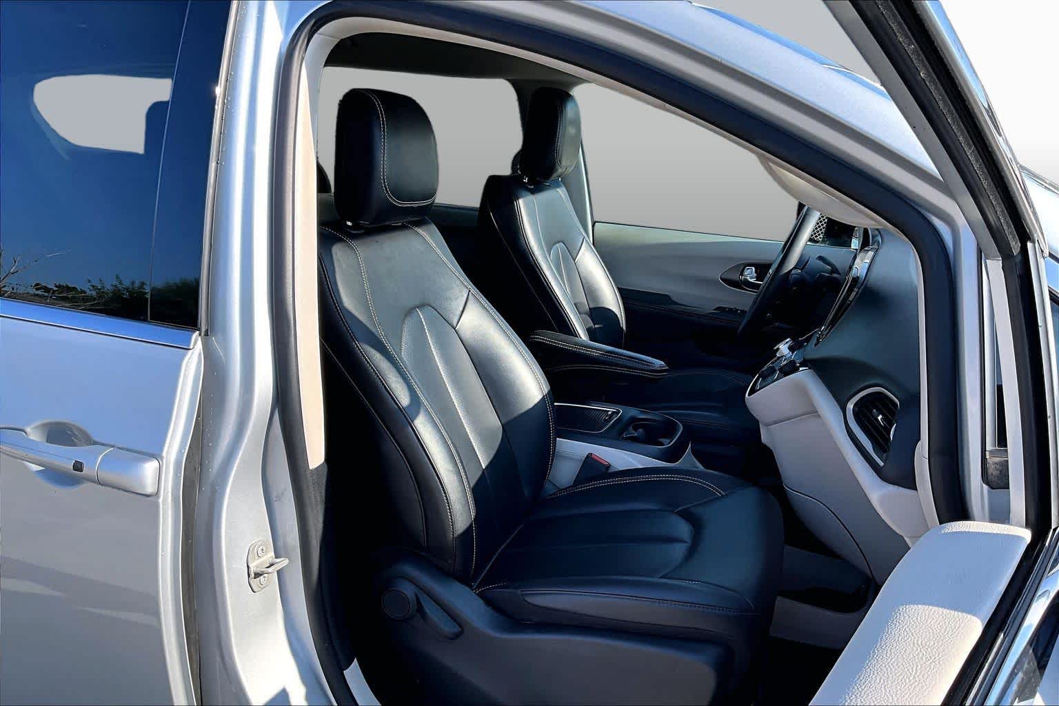 2024 Chrysler Pacifica photo 9 of 33