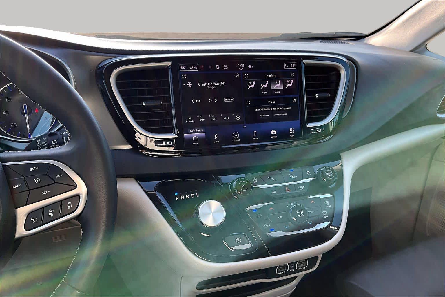 2024 Chrysler Pacifica photo 7 of 33