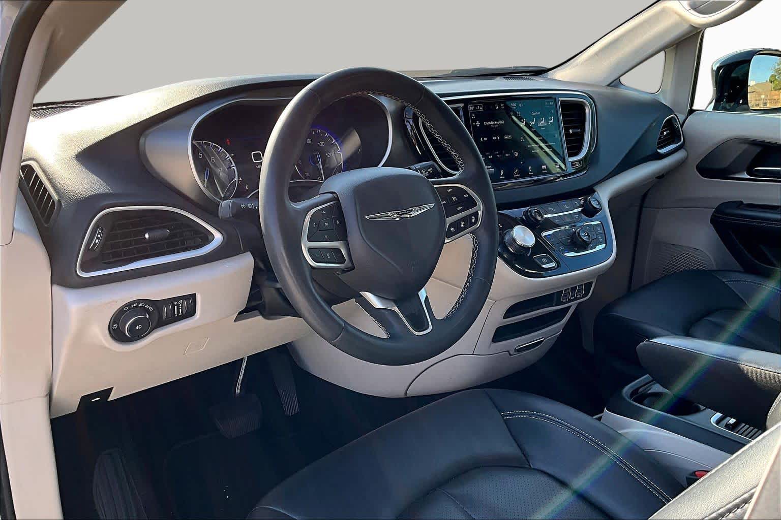 2024 Chrysler Pacifica photo 16 of 33