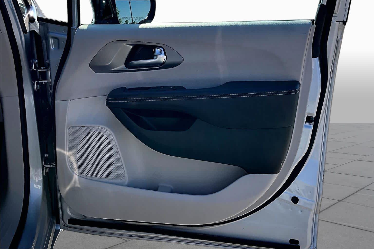 2024 Chrysler Pacifica photo 21 of 33