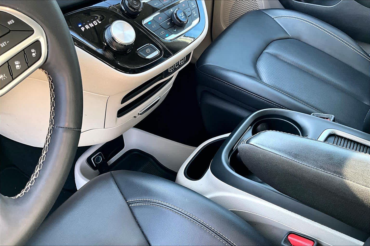 2024 Chrysler Pacifica photo 15 of 33