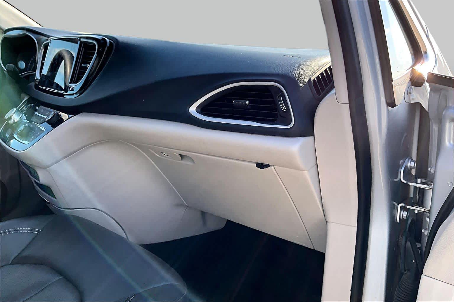 2024 Chrysler Pacifica photo 17 of 33