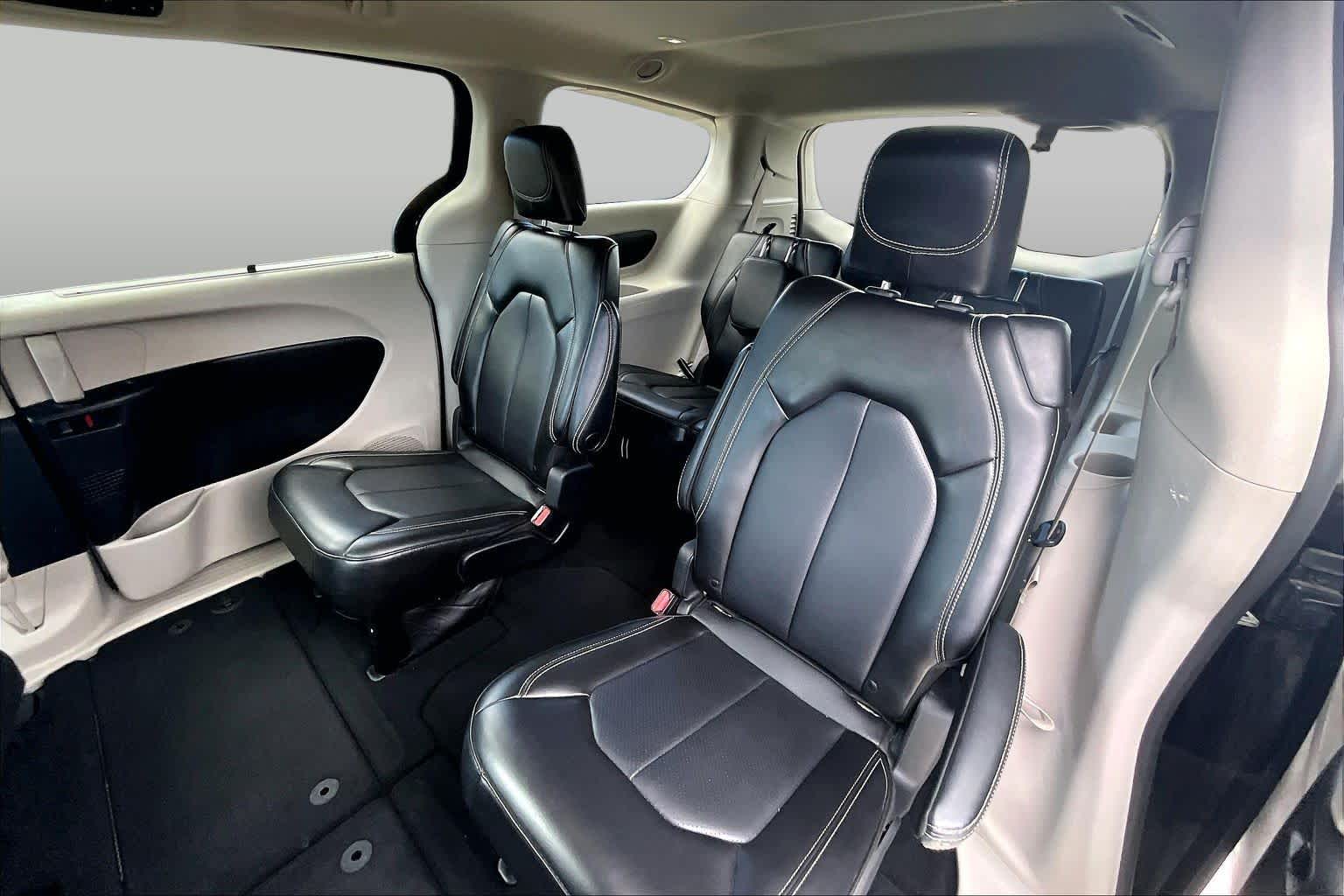 2023 Chrysler Pacifica Touring L Brilliant Black Crystal Pearlcoat at HGreg Houston