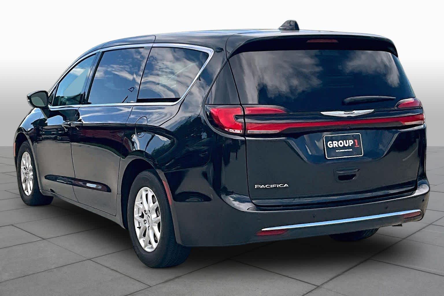 2023 Chrysler Pacifica Touring L Brilliant Black Crystal Pearlcoat at HGreg Houston