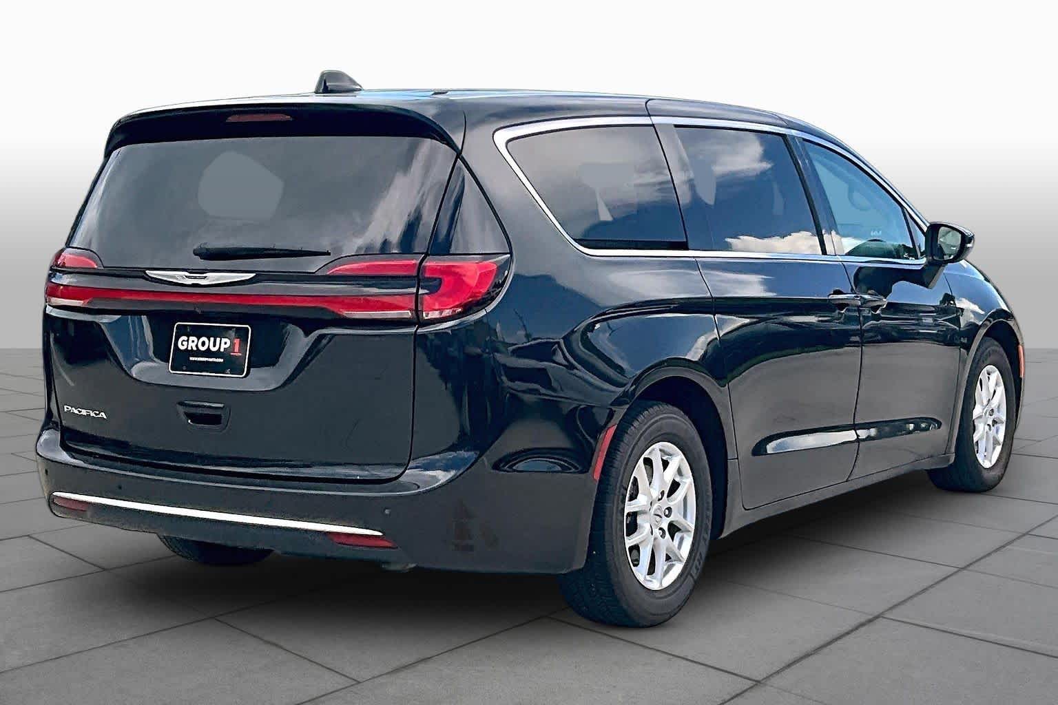 2023 Chrysler Pacifica Touring L Brilliant Black Crystal Pearlcoat at HGreg Houston