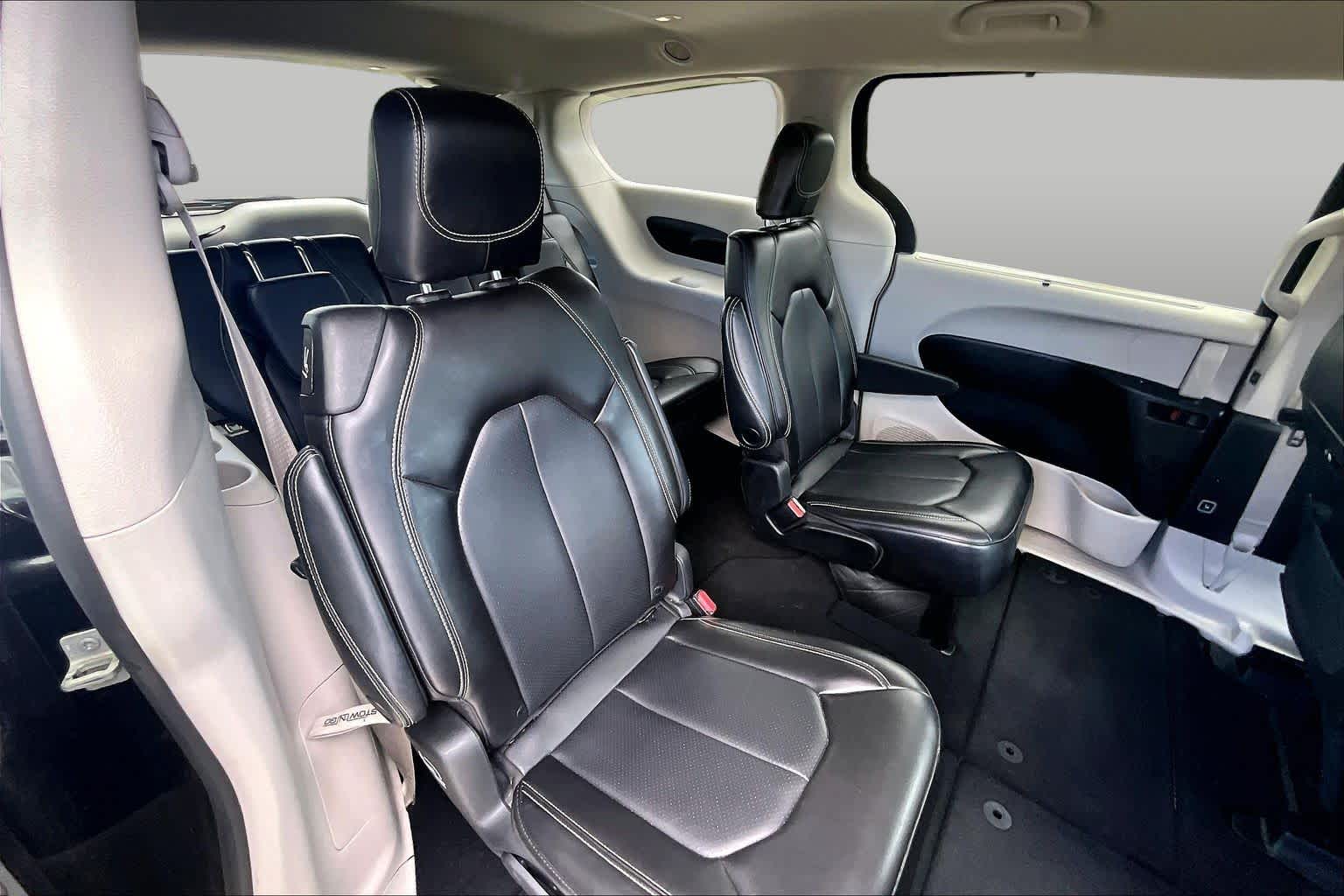 2023 Chrysler Pacifica Touring L Brilliant Black Crystal Pearlcoat at HGreg Houston