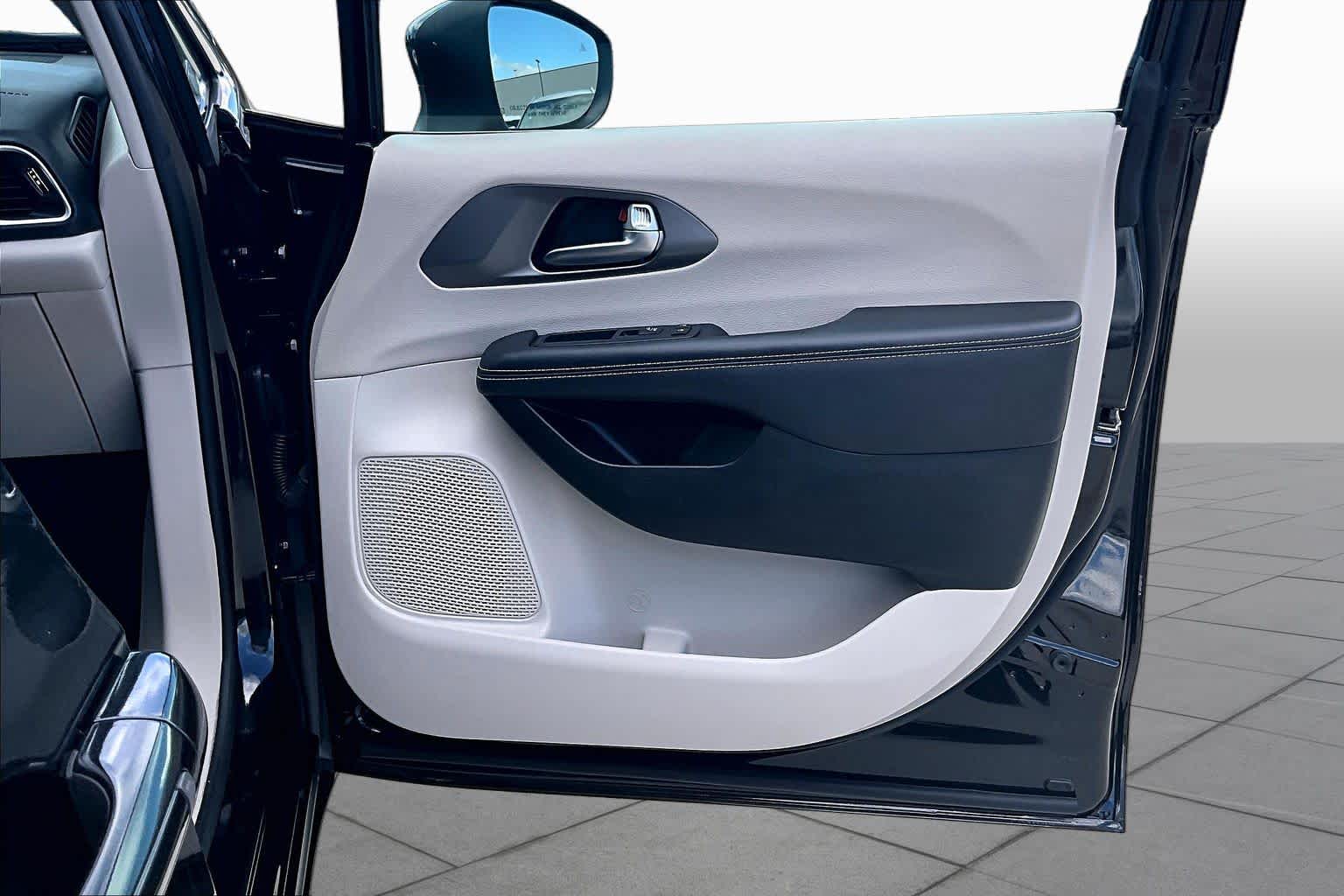 2023 Chrysler Pacifica Touring L Brilliant Black Crystal Pearlcoat at HGreg Houston