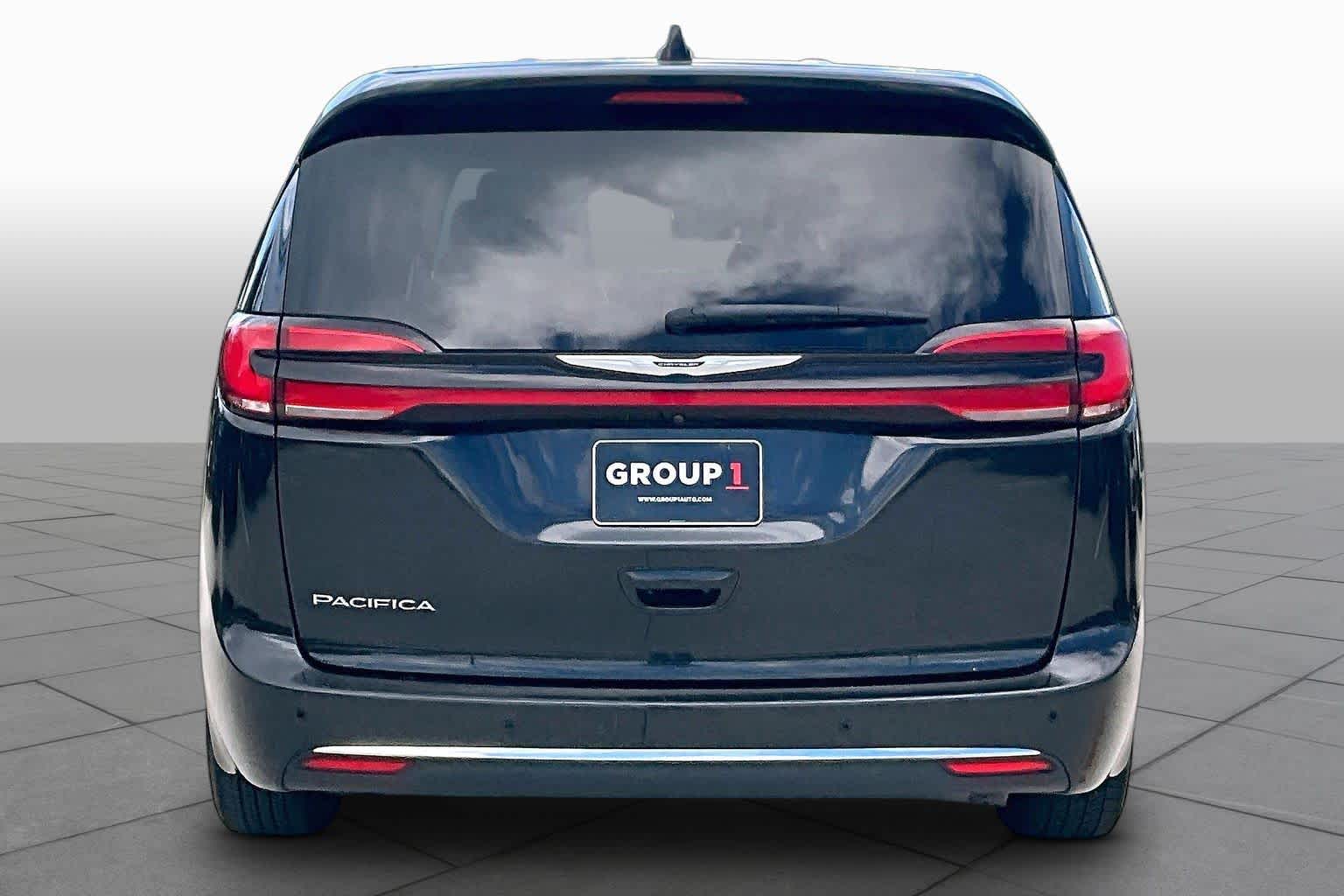 2023 Chrysler Pacifica Touring L Brilliant Black Crystal Pearlcoat at HGreg Houston