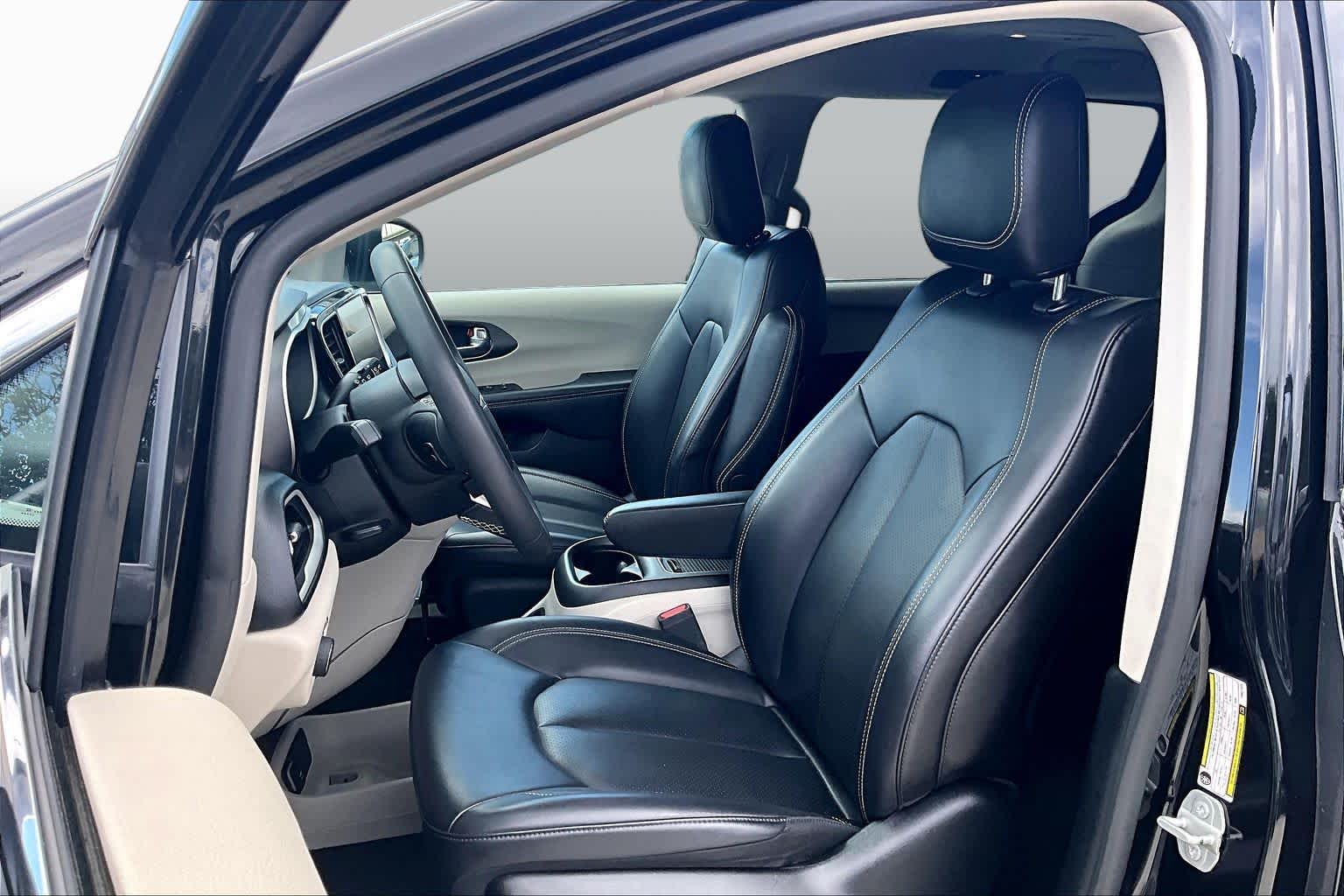 2023 Chrysler Pacifica Touring L Brilliant Black Crystal Pearlcoat at HGreg Houston