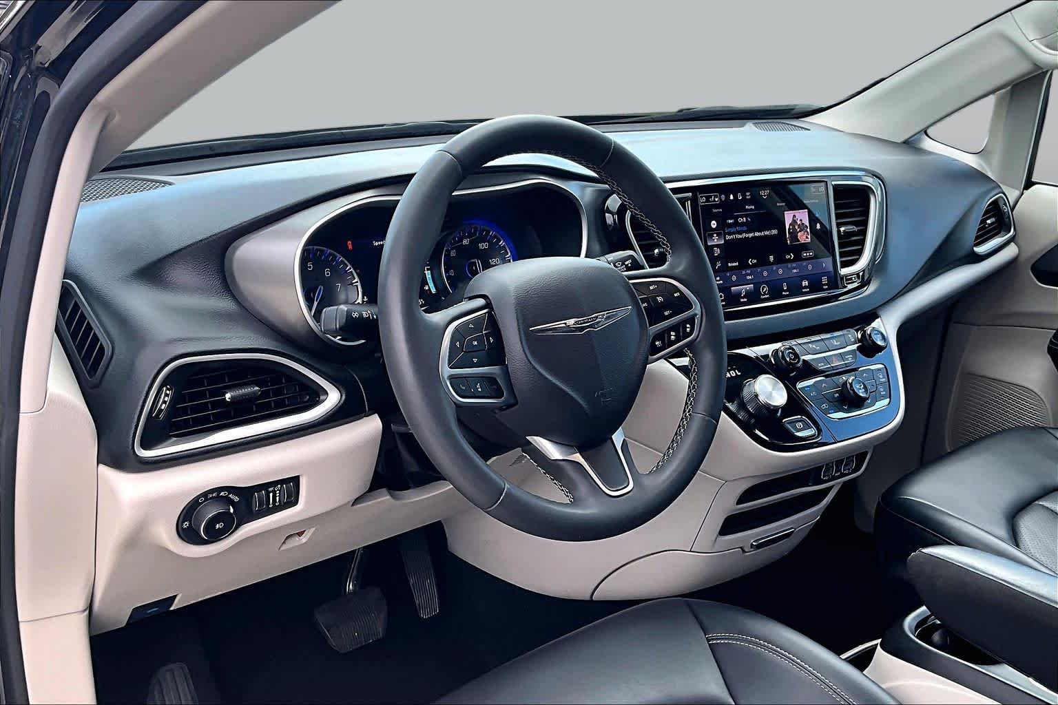 2023 Chrysler Pacifica Touring L Brilliant Black Crystal Pearlcoat at HGreg Houston