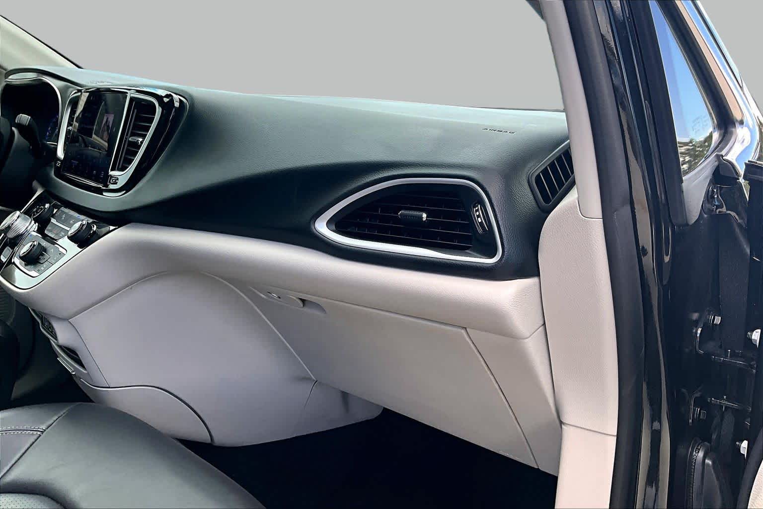 2023 Chrysler Pacifica Touring L Brilliant Black Crystal Pearlcoat at HGreg Houston