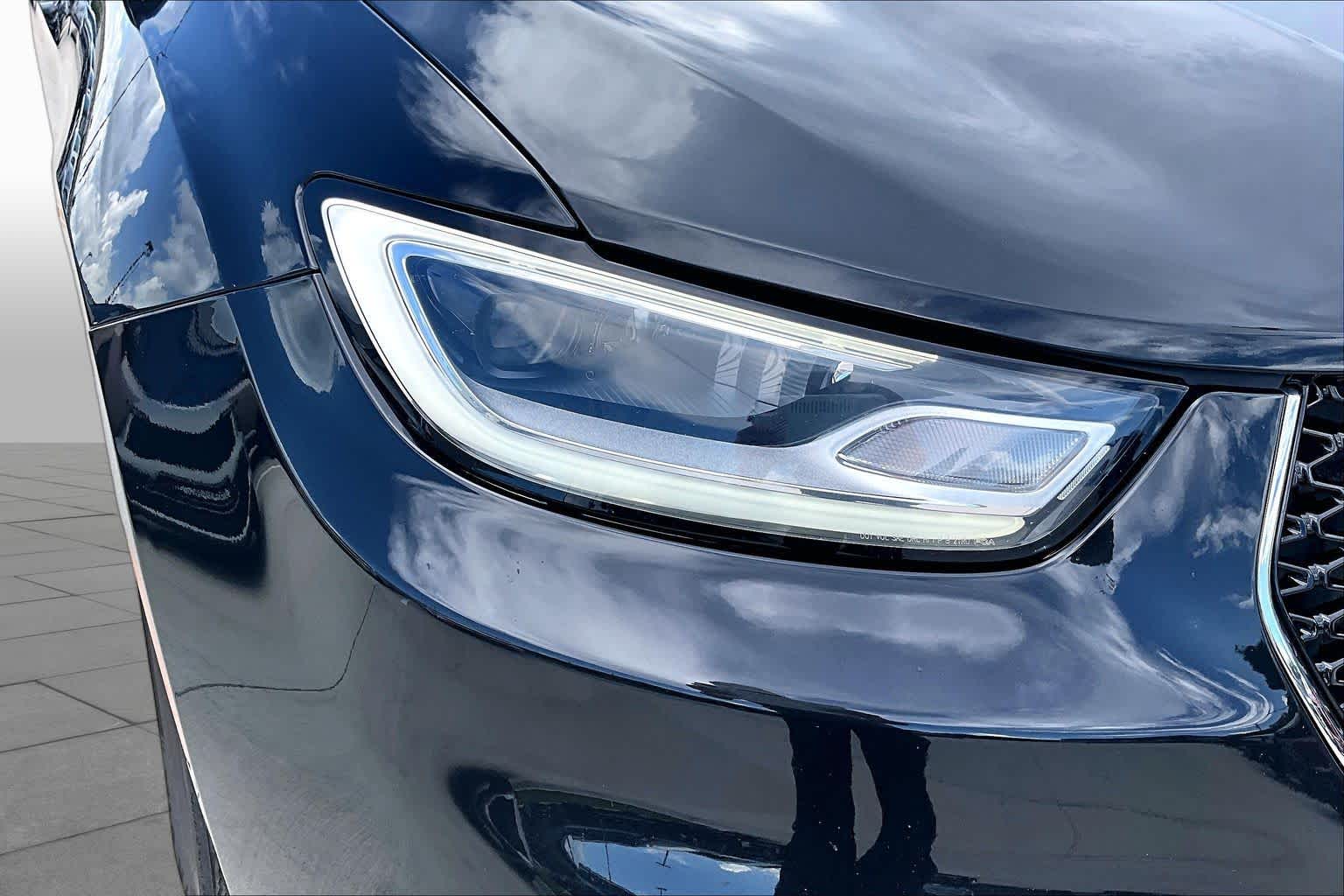 2023 Chrysler Pacifica Touring L Brilliant Black Crystal Pearlcoat at HGreg Houston