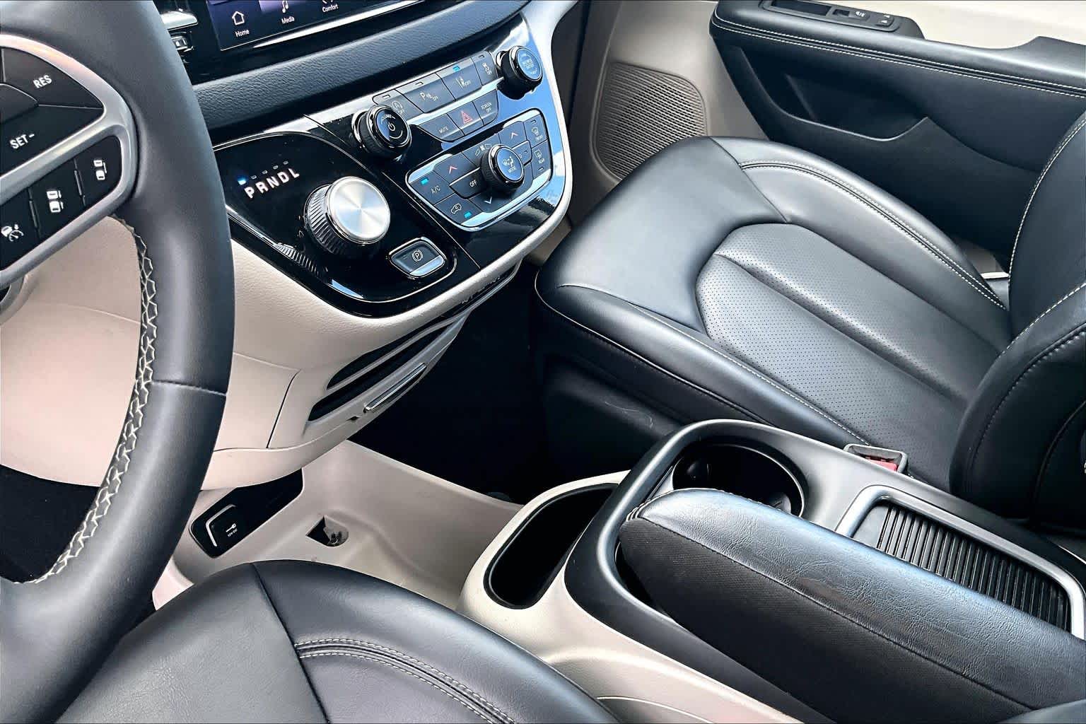 2023 Chrysler Pacifica Touring L Brilliant Black Crystal Pearlcoat at HGreg Houston