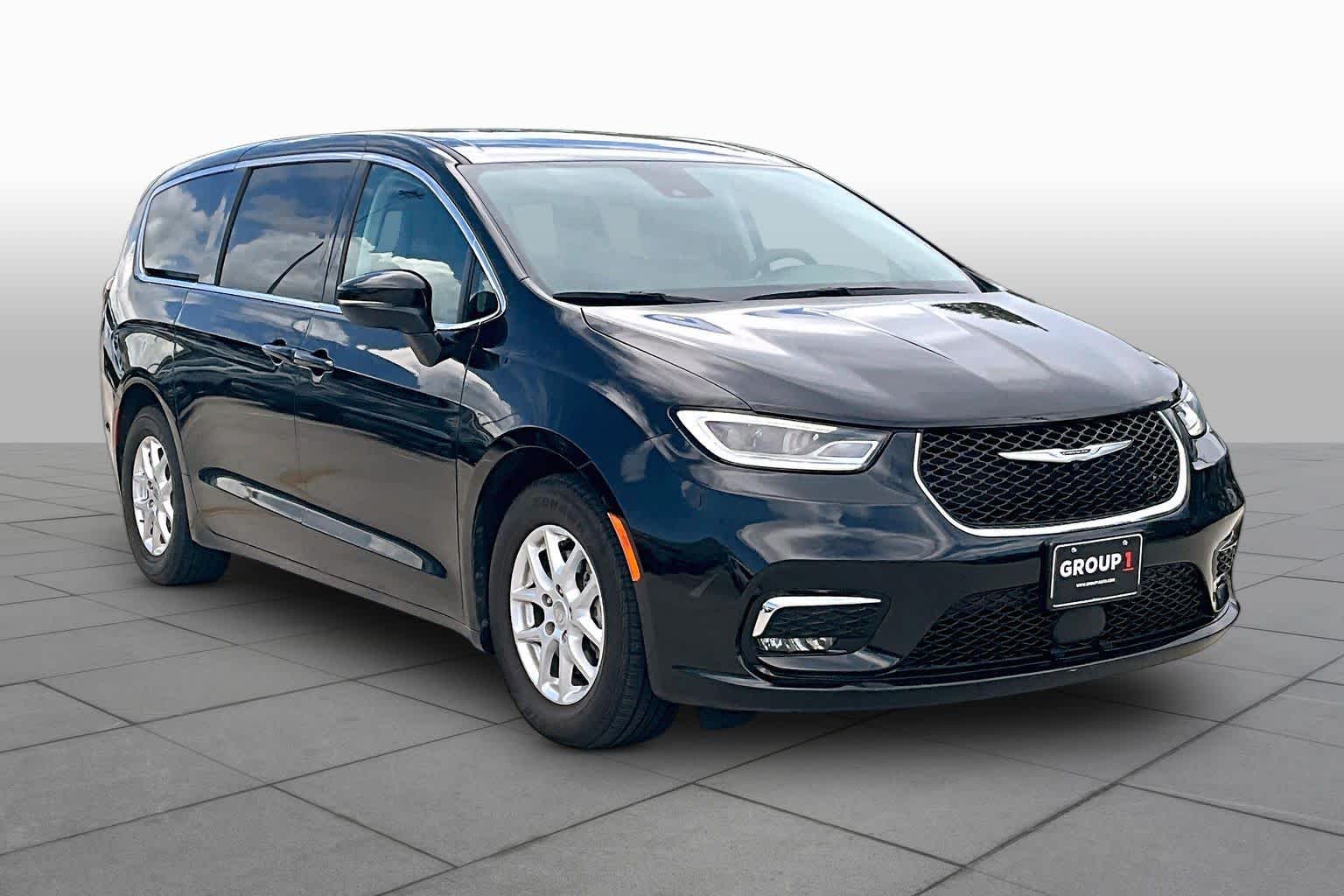 2023 Chrysler Pacifica Touring L Brilliant Black Crystal Pearlcoat at HGreg Houston