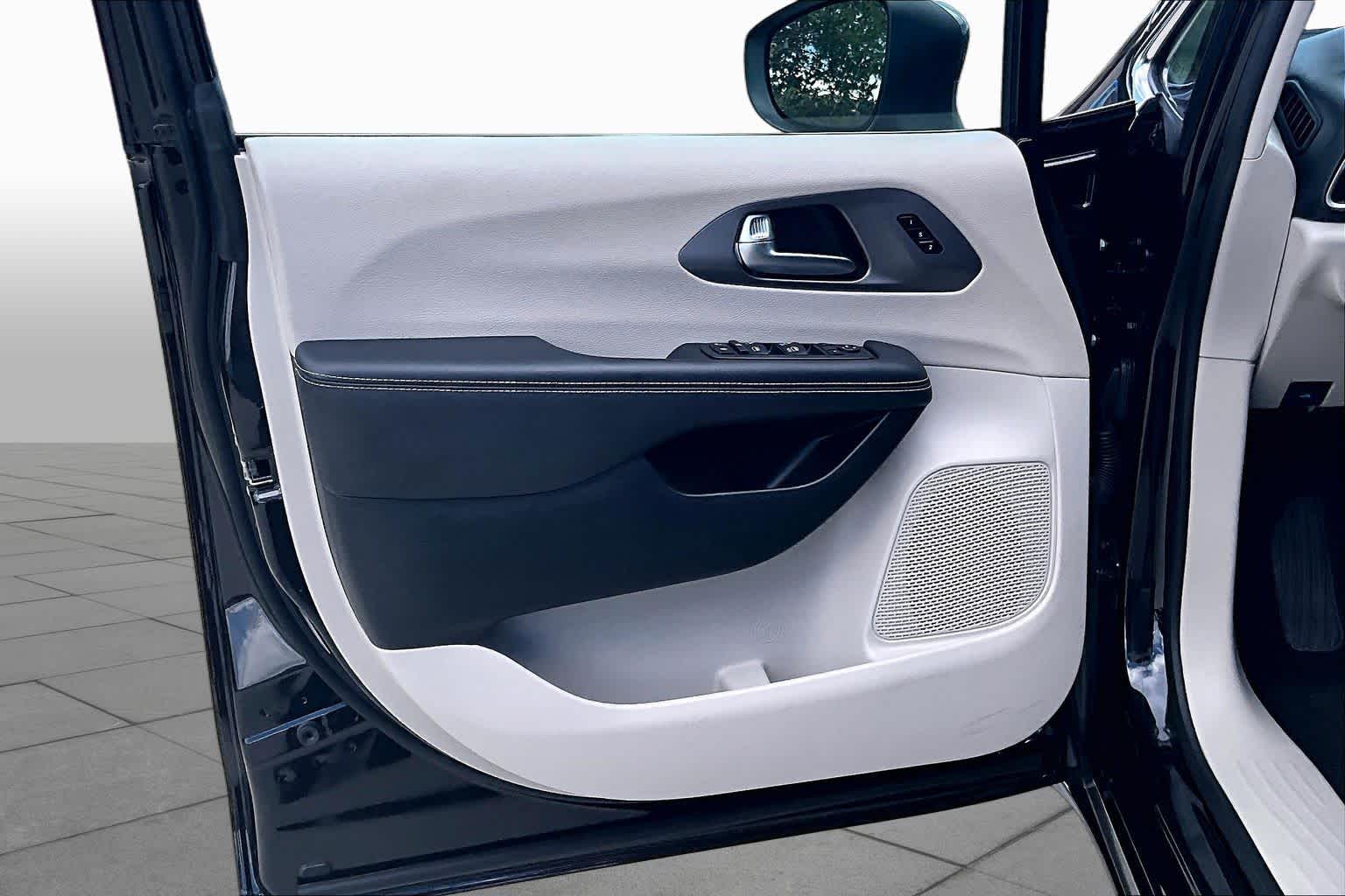 2023 Chrysler Pacifica Touring L Brilliant Black Crystal Pearlcoat at HGreg Houston