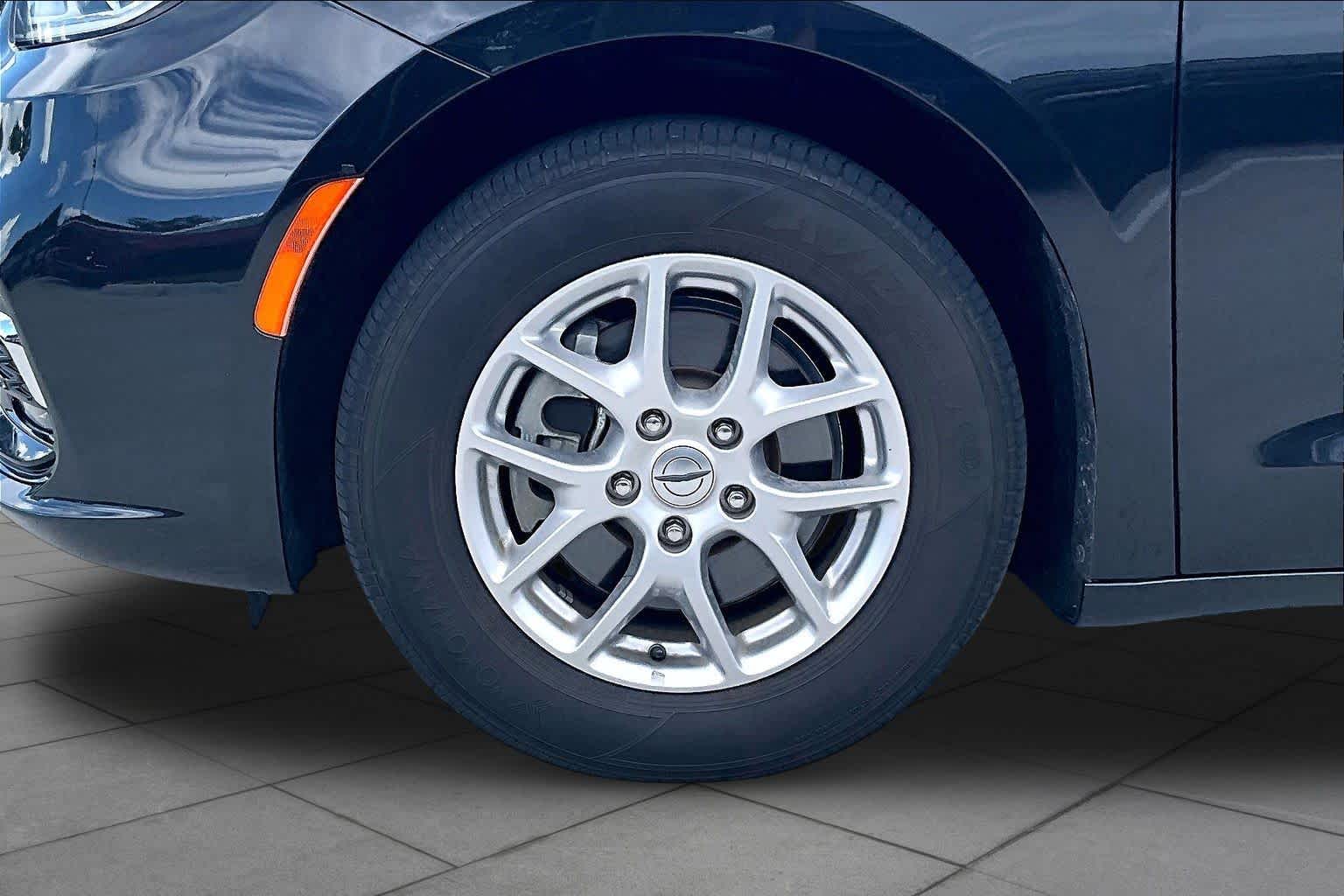 2023 Chrysler Pacifica Touring L Brilliant Black Crystal Pearlcoat at HGreg Houston