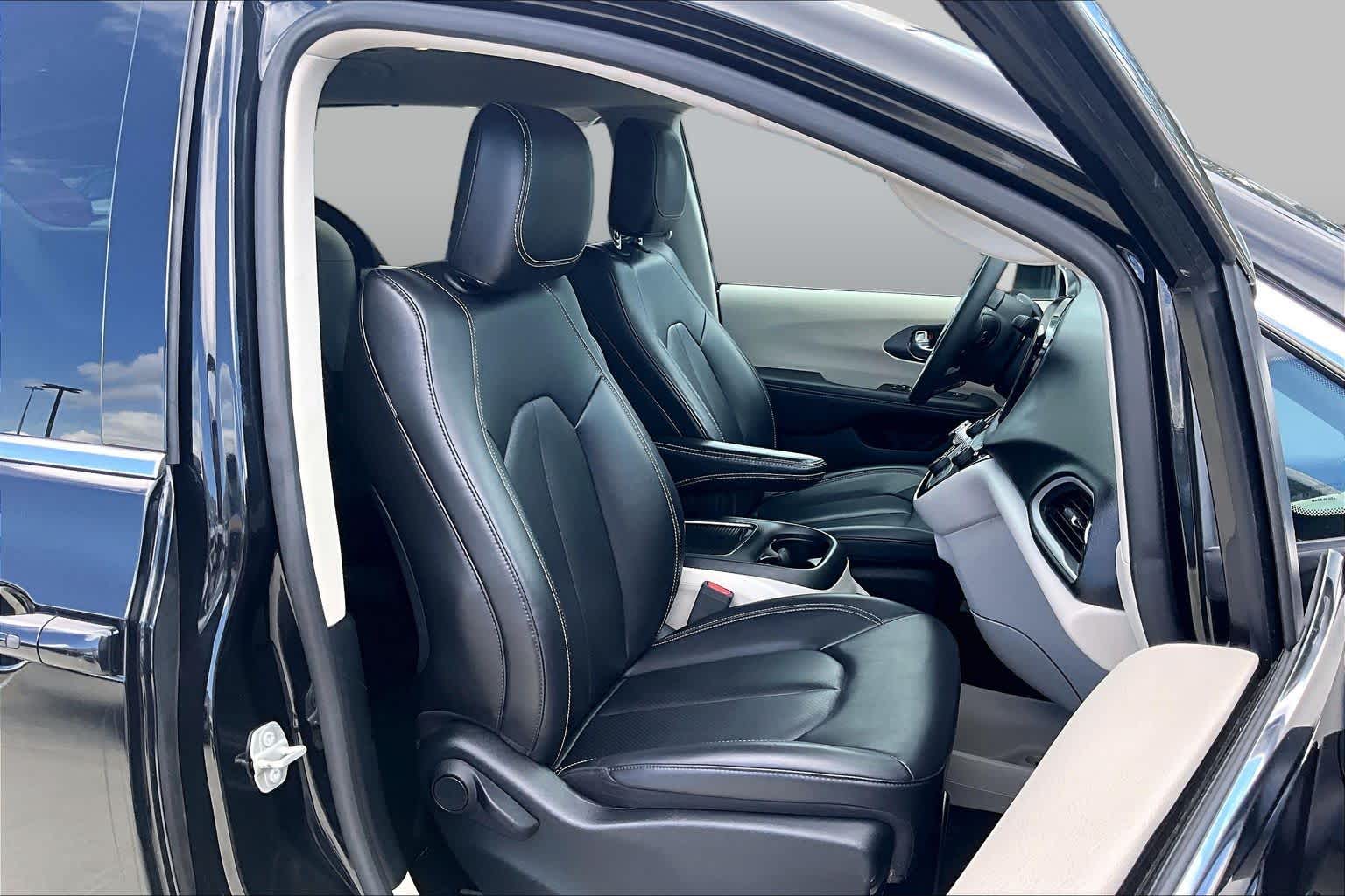 2023 Chrysler Pacifica Touring L Brilliant Black Crystal Pearlcoat at HGreg Houston