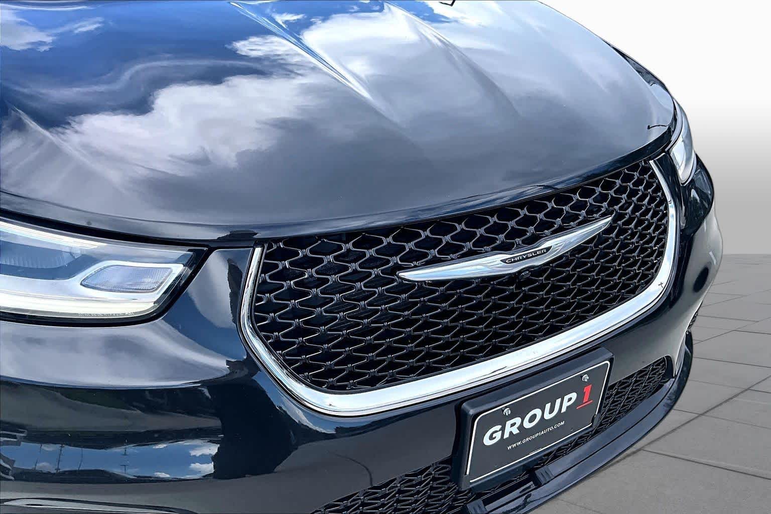 2023 Chrysler Pacifica Touring L Brilliant Black Crystal Pearlcoat at HGreg Houston