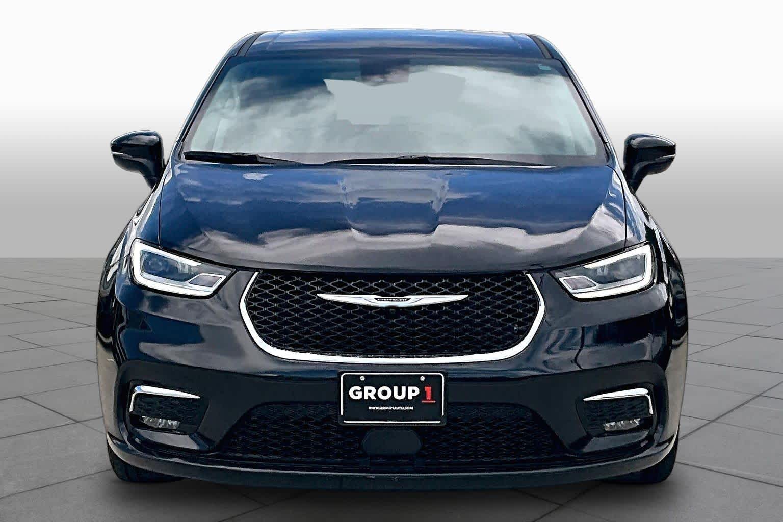 2023 Chrysler Pacifica Touring L Brilliant Black Crystal Pearlcoat at HGreg Houston