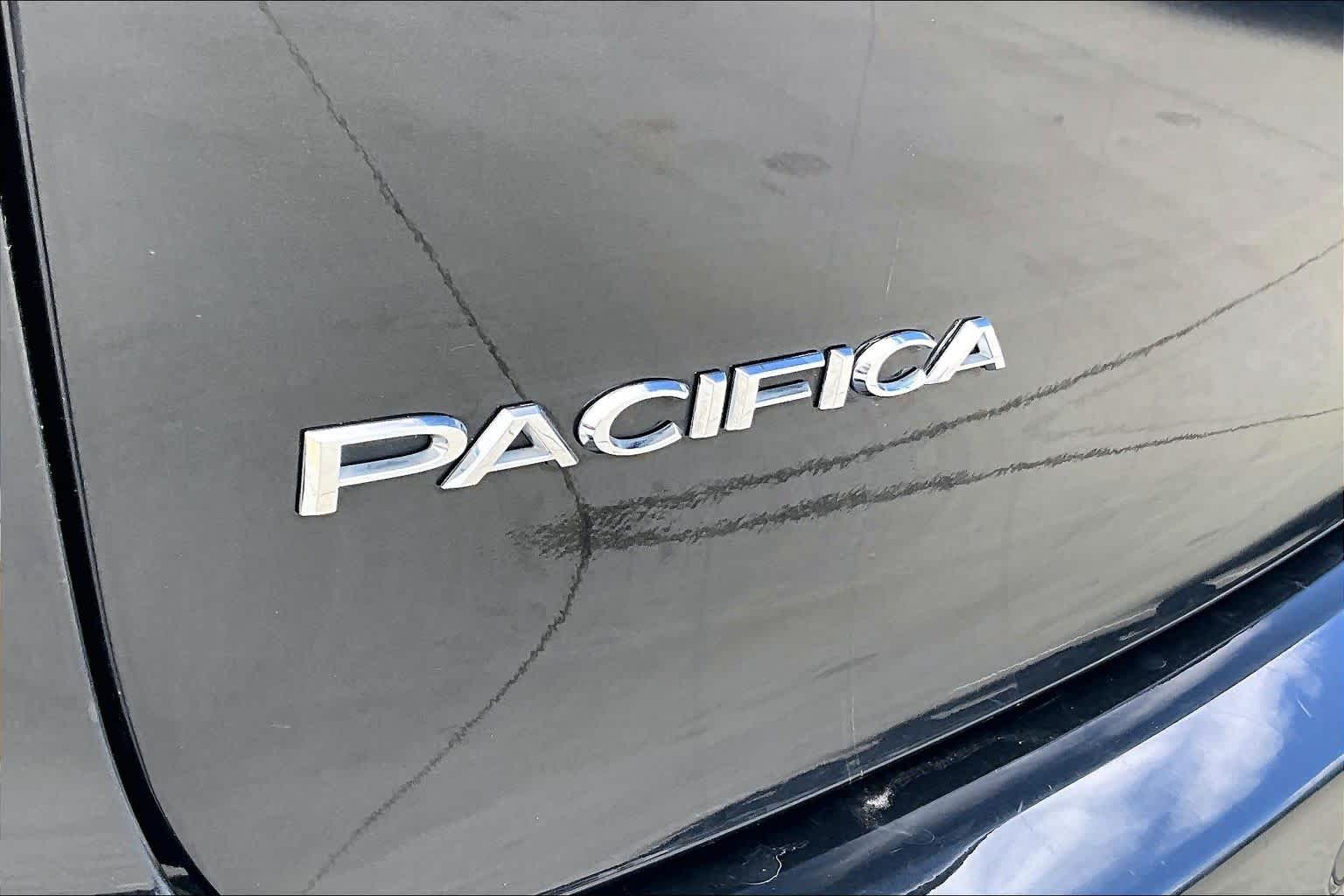 2023 Chrysler Pacifica Touring L Brilliant Black Crystal Pearlcoat at HGreg Houston