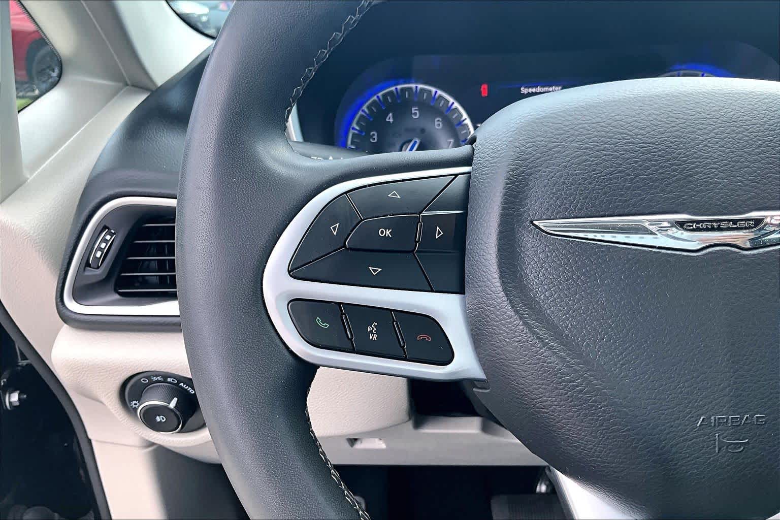 2023 Chrysler Pacifica Touring L Brilliant Black Crystal Pearlcoat at HGreg Houston