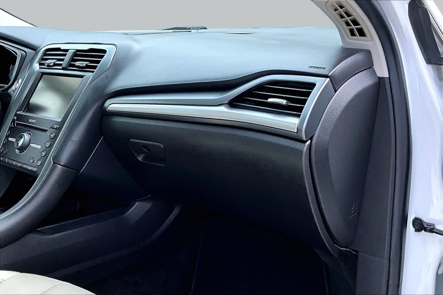 2016 Ford Fusion photo 16 of 31