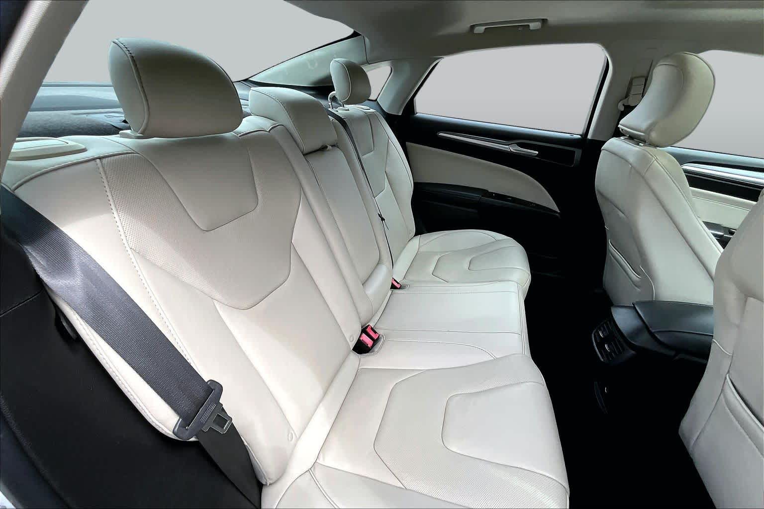 2016 Ford Fusion photo 18 of 31