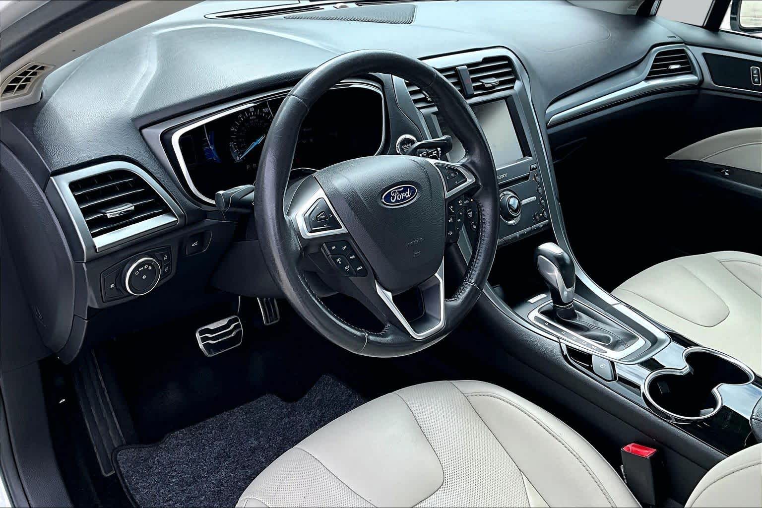 2016 Ford Fusion photo 15 of 31