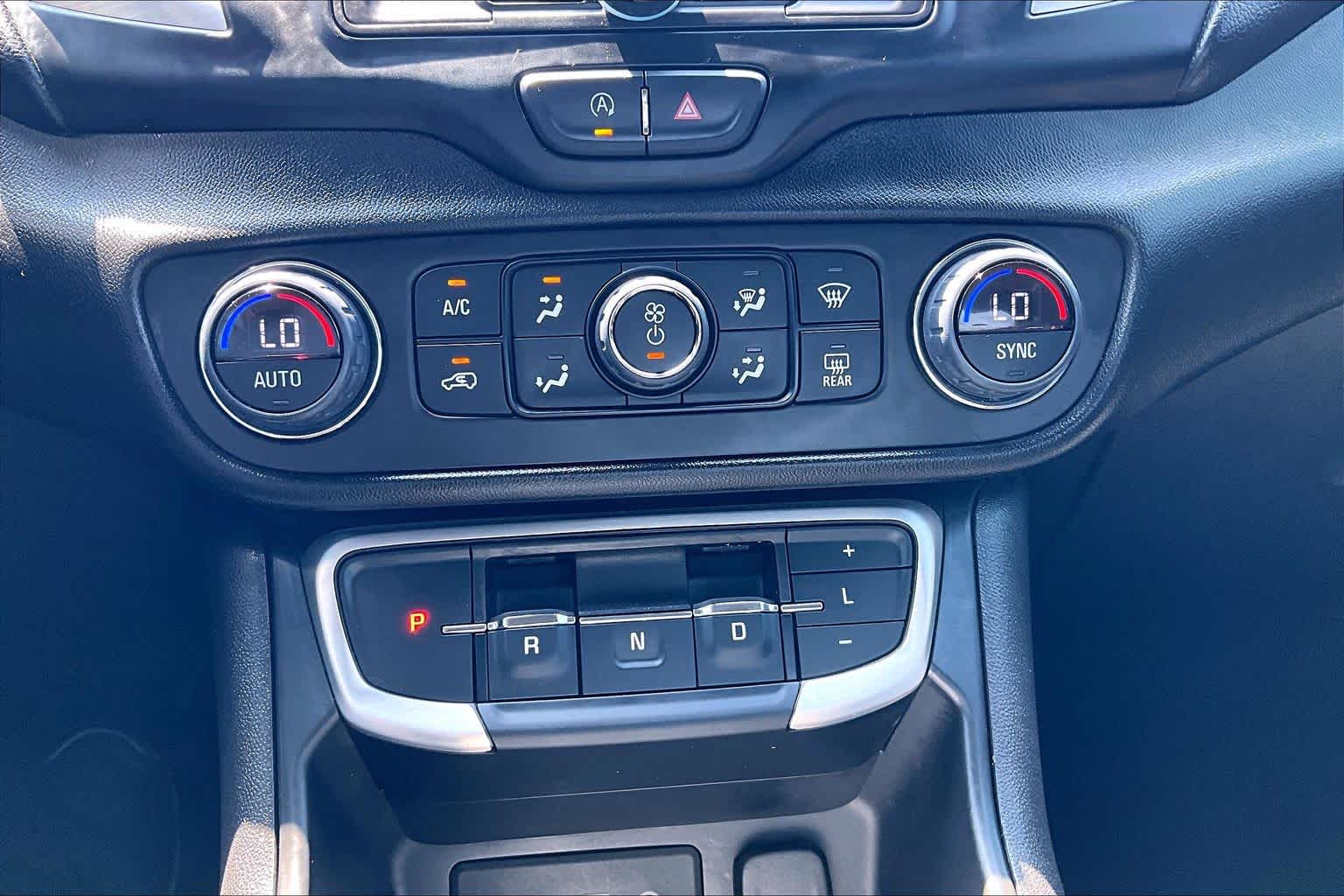 2024 GMC Terrain photo 35 of 37