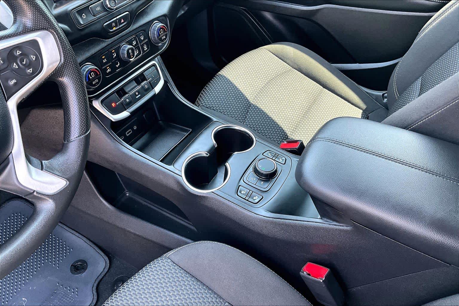 2024 GMC Terrain photo 17 of 37